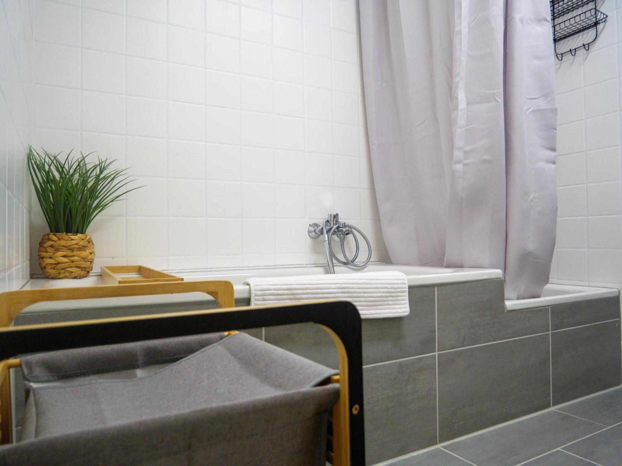 Amao-Brown I Exklusives City-Apartment I 85Qm I Privatparkplatz & Komfort I King-Size Bed لار المظهر الخارجي الصورة